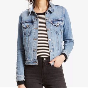 NWOT Levi’s Light Wash Original Denim Trucker Jacket - Women’s Medium